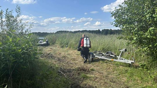Tragiczny finał poszukiwań. Płetwonurkowie znaleźli w jeziorze Łukie ciało zaginionego mężczyzny [ZDJĘCIA]