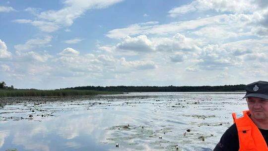 Tragiczny finał poszukiwań. Płetwonurkowie znaleźli w jeziorze Łukie ciało zaginionego mężczyzny [ZDJĘCIA]