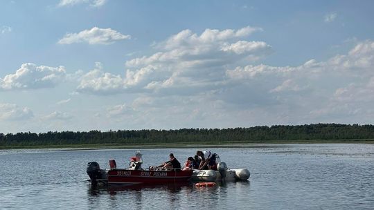 Tragiczny finał poszukiwań. Płetwonurkowie znaleźli w jeziorze Łukie ciało zaginionego mężczyzny [ZDJĘCIA]