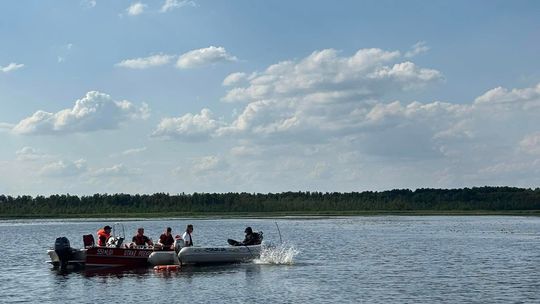 Tragiczny finał poszukiwań. Płetwonurkowie znaleźli w jeziorze Łukie ciało zaginionego mężczyzny [ZDJĘCIA]