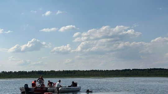 Tragiczny finał poszukiwań. Płetwonurkowie znaleźli w jeziorze Łukie ciało zaginionego mężczyzny [ZDJĘCIA]