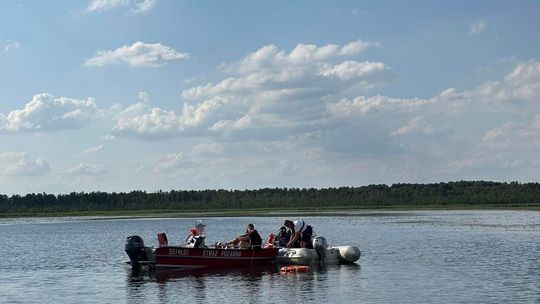 Tragiczny finał poszukiwań. Płetwonurkowie znaleźli w jeziorze Łukie ciało zaginionego mężczyzny [ZDJĘCIA]