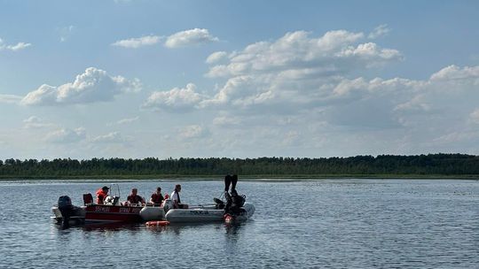 Tragiczny finał poszukiwań. Płetwonurkowie znaleźli w jeziorze Łukie ciało zaginionego mężczyzny [ZDJĘCIA]