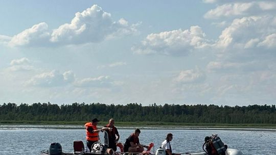 Tragiczny finał poszukiwań. Płetwonurkowie znaleźli w jeziorze Łukie ciało zaginionego mężczyzny [ZDJĘCIA]