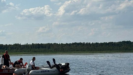 Tragiczny finał poszukiwań. Płetwonurkowie znaleźli w jeziorze Łukie ciało zaginionego mężczyzny [ZDJĘCIA]