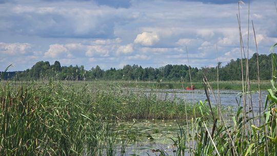 Tragiczny finał poszukiwań. Płetwonurkowie znaleźli w jeziorze Łukie ciało zaginionego mężczyzny [ZDJĘCIA]