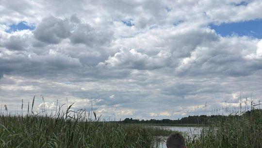 Tragiczny finał poszukiwań. Płetwonurkowie znaleźli w jeziorze Łukie ciało zaginionego mężczyzny [ZDJĘCIA]