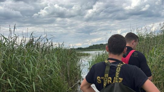 Tragiczny finał poszukiwań. Płetwonurkowie znaleźli w jeziorze Łukie ciało zaginionego mężczyzny [ZDJĘCIA]
