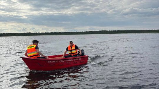 Tragiczny finał poszukiwań. Płetwonurkowie znaleźli w jeziorze Łukie ciało zaginionego mężczyzny [ZDJĘCIA]