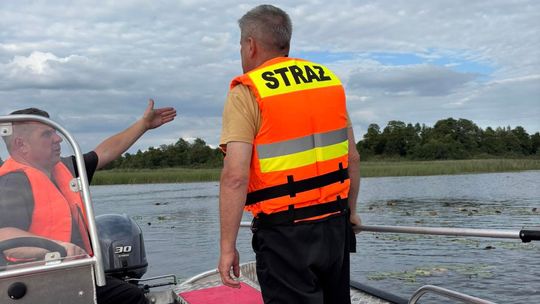 Tragiczny finał poszukiwań. Płetwonurkowie znaleźli w jeziorze Łukie ciało zaginionego mężczyzny [ZDJĘCIA]