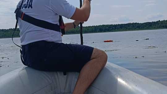 Tragiczny finał poszukiwań. Płetwonurkowie znaleźli w jeziorze Łukie ciało zaginionego mężczyzny [ZDJĘCIA]