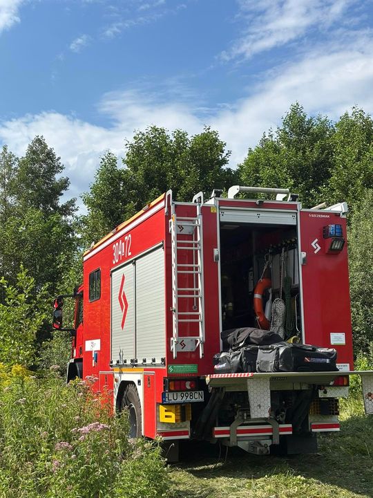 Tragiczny finał poszukiwań. Płetwonurkowie znaleźli w jeziorze Łukie ciało zaginionego mężczyzny [ZDJĘCIA]