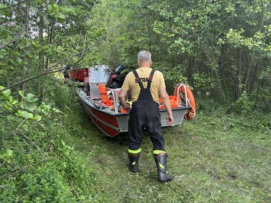 Tragiczny finał poszukiwań. Płetwonurkowie znaleźli w jeziorze Łukie ciało zaginionego mężczyzny [ZDJĘCIA]