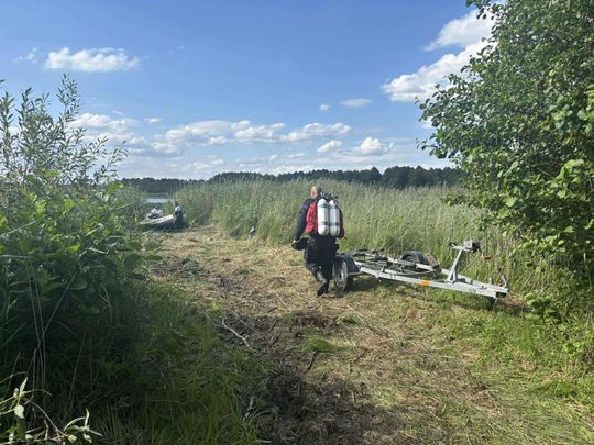 Tragiczny finał poszukiwań. Płetwonurkowie znaleźli w jeziorze Łukie ciało zaginionego mężczyzny [ZDJĘCIA]
