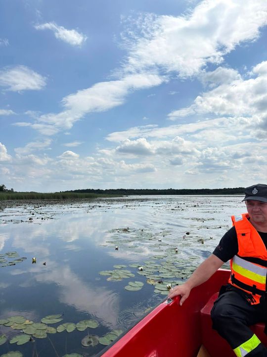 Tragiczny finał poszukiwań. Płetwonurkowie znaleźli w jeziorze Łukie ciało zaginionego mężczyzny [ZDJĘCIA]