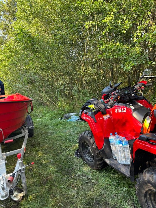 Tragiczny finał poszukiwań. Płetwonurkowie znaleźli w jeziorze Łukie ciało zaginionego mężczyzny [ZDJĘCIA]