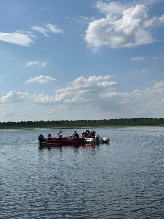 Tragiczny finał poszukiwań. Płetwonurkowie znaleźli w jeziorze Łukie ciało zaginionego mężczyzny [ZDJĘCIA]