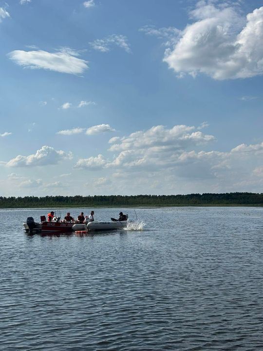 Tragiczny finał poszukiwań. Płetwonurkowie znaleźli w jeziorze Łukie ciało zaginionego mężczyzny [ZDJĘCIA]