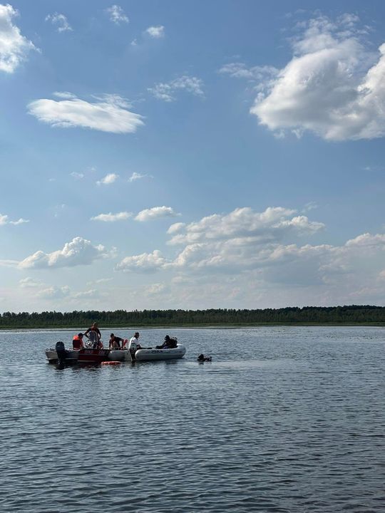 Tragiczny finał poszukiwań. Płetwonurkowie znaleźli w jeziorze Łukie ciało zaginionego mężczyzny [ZDJĘCIA]