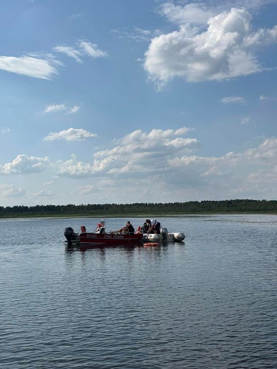 Tragiczny finał poszukiwań. Płetwonurkowie znaleźli w jeziorze Łukie ciało zaginionego mężczyzny [ZDJĘCIA]