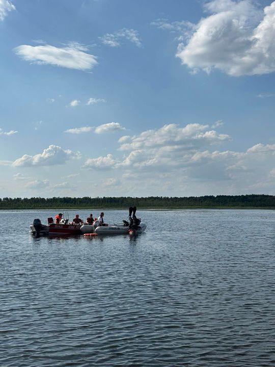 Tragiczny finał poszukiwań. Płetwonurkowie znaleźli w jeziorze Łukie ciało zaginionego mężczyzny [ZDJĘCIA]