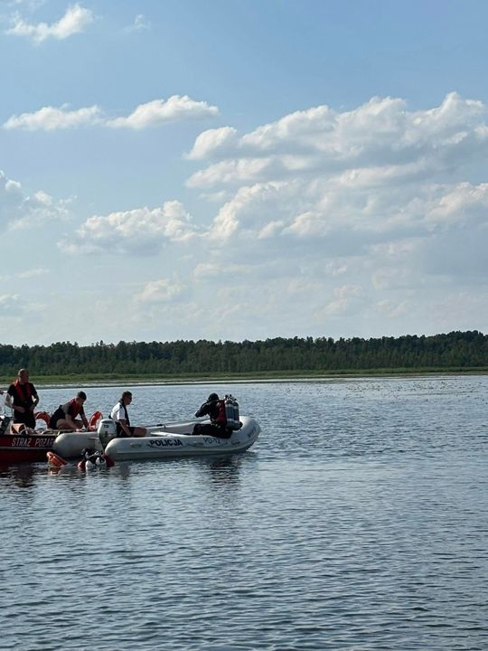Tragiczny finał poszukiwań. Płetwonurkowie znaleźli w jeziorze Łukie ciało zaginionego mężczyzny [ZDJĘCIA]