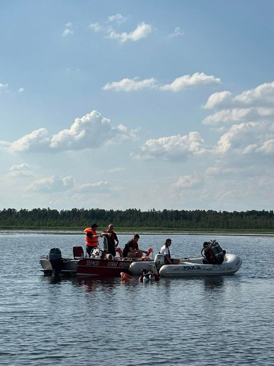 Tragiczny finał poszukiwań. Płetwonurkowie znaleźli w jeziorze Łukie ciało zaginionego mężczyzny [ZDJĘCIA]