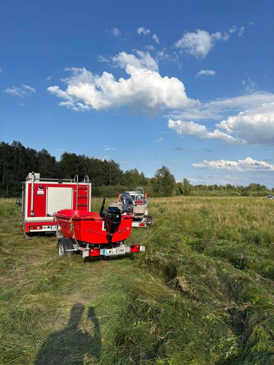 Tragiczny finał poszukiwań. Płetwonurkowie znaleźli w jeziorze Łukie ciało zaginionego mężczyzny [ZDJĘCIA]