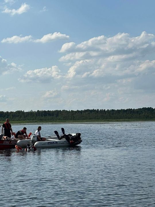 Tragiczny finał poszukiwań. Płetwonurkowie znaleźli w jeziorze Łukie ciało zaginionego mężczyzny [ZDJĘCIA]