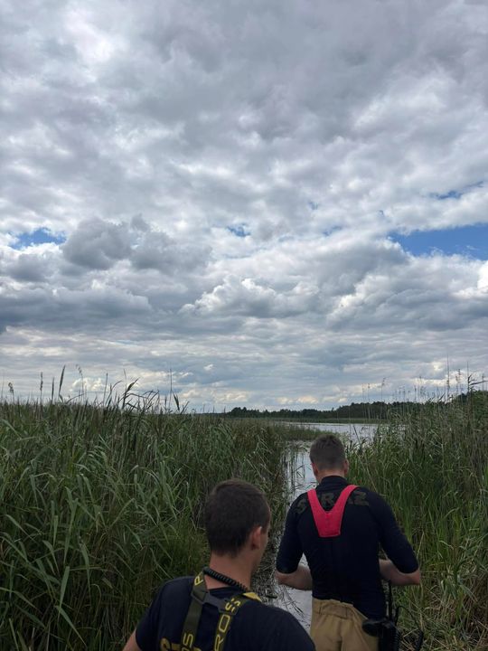 Tragiczny finał poszukiwań. Płetwonurkowie znaleźli w jeziorze Łukie ciało zaginionego mężczyzny [ZDJĘCIA]