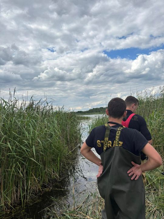 Tragiczny finał poszukiwań. Płetwonurkowie znaleźli w jeziorze Łukie ciało zaginionego mężczyzny [ZDJĘCIA]