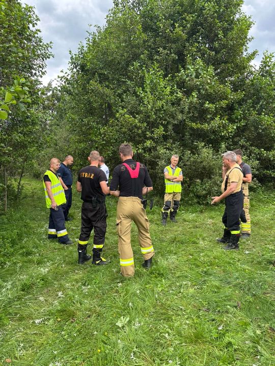 Tragiczny finał poszukiwań. Płetwonurkowie znaleźli w jeziorze Łukie ciało zaginionego mężczyzny [ZDJĘCIA]