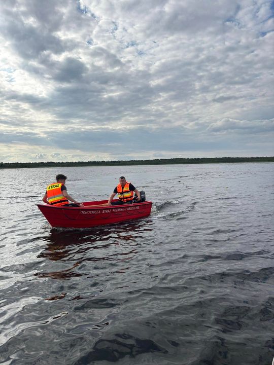 Tragiczny finał poszukiwań. Płetwonurkowie znaleźli w jeziorze Łukie ciało zaginionego mężczyzny [ZDJĘCIA]