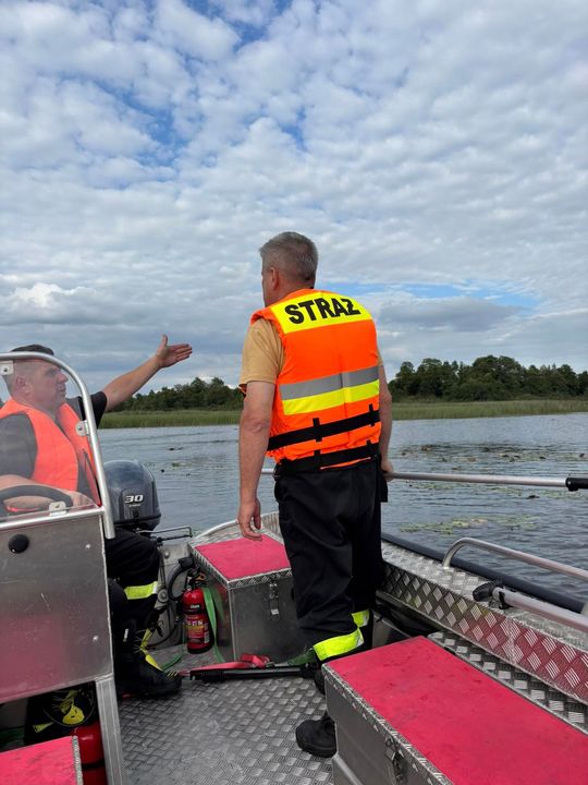 Tragiczny finał poszukiwań. Płetwonurkowie znaleźli w jeziorze Łukie ciało zaginionego mężczyzny [ZDJĘCIA]