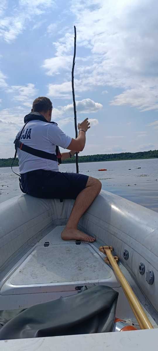 Tragiczny finał poszukiwań. Płetwonurkowie znaleźli w jeziorze Łukie ciało zaginionego mężczyzny [ZDJĘCIA]