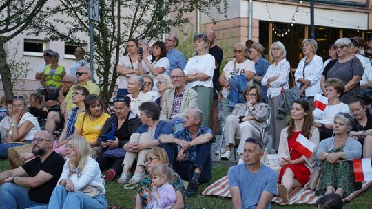 Chełm. Koncert Godzina "W" przy skarpie Chełmskiego Domu Kultury [GALERIA ZDJĘĆ]
