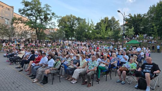 Chełm. Koncert Godzina "W" przy skarpie Chełmskiego Domu Kultury [GALERIA ZDJĘĆ]