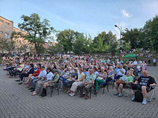 Chełm. Koncert Godzina "W" przy skarpie Chełmskiego Domu Kultury [GALERIA ZDJĘĆ]