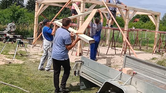 Budowa altany na osiedlu Stajne-Złote w Rejowcu Fabrycznym [GALERIA ZDJĘĆ]