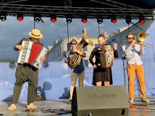 Chełm. Reczka, rzeczka i poleczka na Placu Łuczkowskiego. Folkowo-ludowy rodzinny piknik [GALERIA ZDJĘĆ]