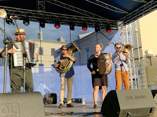 Chełm. Reczka, rzeczka i poleczka na Placu Łuczkowskiego. Folkowo-ludowy rodzinny piknik [GALERIA ZDJĘĆ]