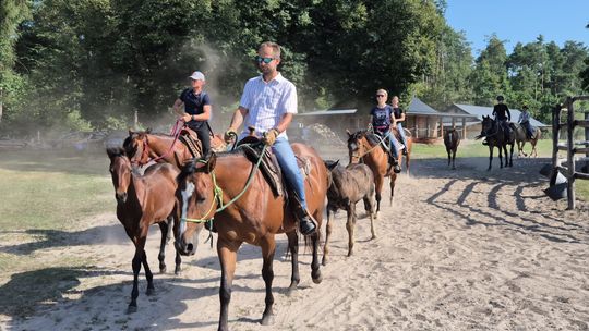 Przepęd koni z Chutoru Kozaka przez cztery gminy [GALERIA ZDJĘĆ]