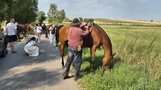 Przepęd koni z Chutoru Kozaka przez cztery gminy [GALERIA ZDJĘĆ]