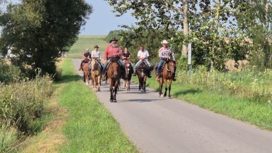 Przepęd koni z Chutoru Kozaka przez cztery gminy [GALERIA ZDJĘĆ]