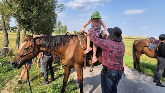 Przepęd koni z Chutoru Kozaka przez cztery gminy [GALERIA ZDJĘĆ]