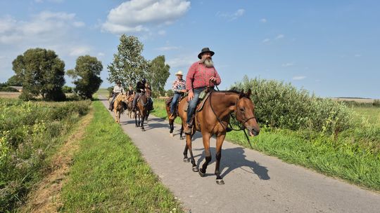Przepęd koni z Chutoru Kozaka przez cztery gminy [GALERIA ZDJĘĆ]