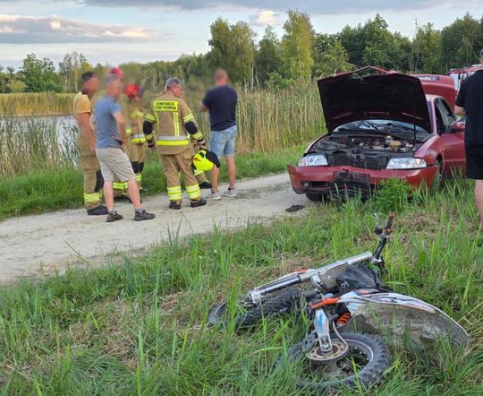 Zderzenie audi z motocyklem. Do szpitala trafił 44-latek i 13-latka [ZDJĘCIA]
