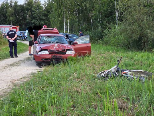 Zderzenie audi z motocyklem. Do szpitala trafił 44-latek i 13-latka [ZDJĘCIA]