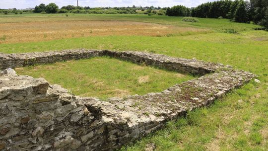 Co skrywają mury wieży w Bieławinie? [ZDJĘCIA]