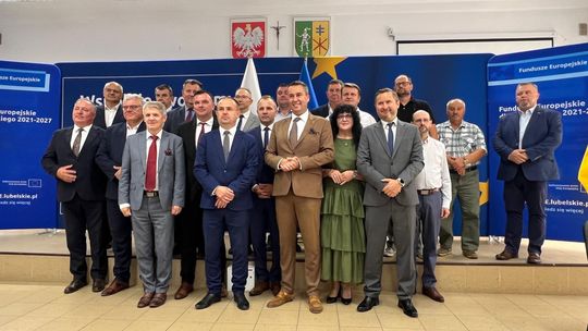 Koniec koszmaru na „betonówce”. Podpisano umowę na przebudowę drogi wojewódzkiej [GALERIA ZDJĘĆ]